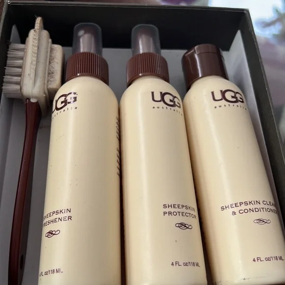 Pair of UGG boots with cleaning set—great condition - Picture 6 of 7